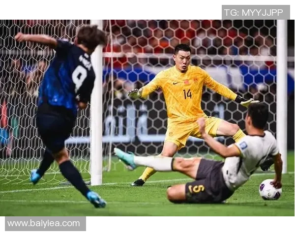 卡塔尔与中国在12强赛中的激烈对决引发球迷热议与期待